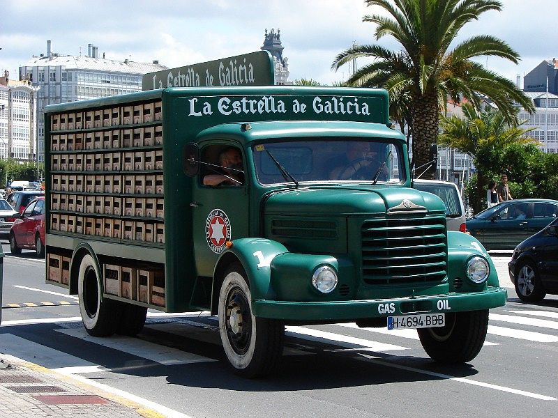 Un camión antiguo de Estrella Galicia en circulación por una ciudad lleno de cerveza, distribución de Estrella Galicia en Salamanca