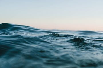 mar en calma, solo se ve agua del mar en el atardecer