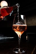 Servicio de un vino rosado en una cata de vinos de Comercial Williams