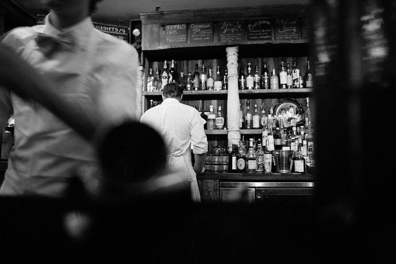 Camareros trabajando en la barra de un bar en Salamanca