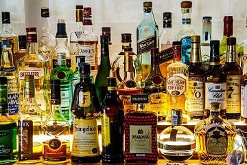 Barra llena de distintas marcas de licores y destilados, distribuidos por Comercial Williams