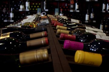 imagen de vinos en una bodega de un restaurante en Salamanca
